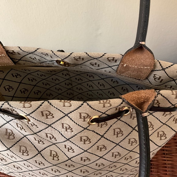 Dooney & Bourke beige handbag with brown leather trim - Picture 5 of 5